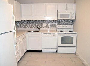 86 Monmouth St, Unit 401 in Brookline, MA - Foto de edificio - Building Photo