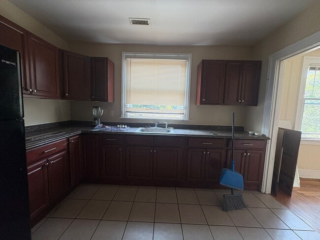 1251 Ella T Grasso Blvd, Unit 3 in New Haven, CT - Foto de edificio - Building Photo