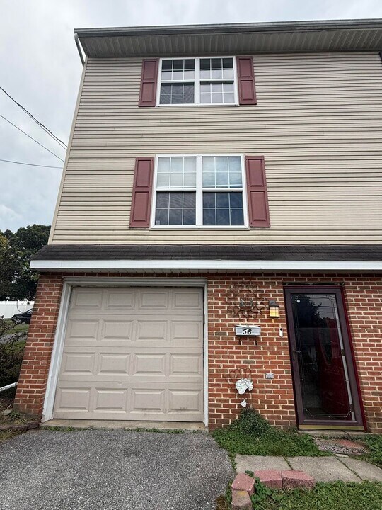 58 W Howard St in Red Lion, PA - Building Photo