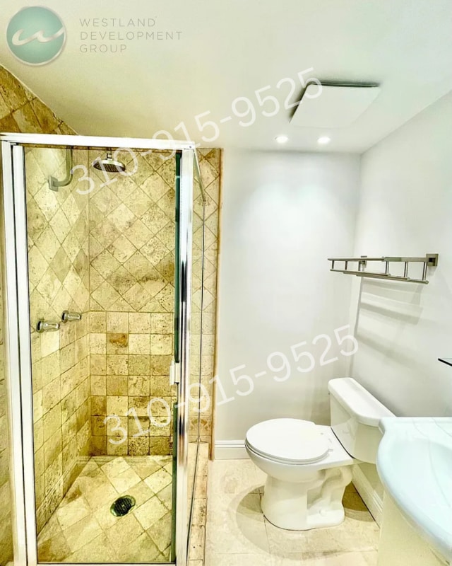 1619 Brockton Ave, Unit 204 in Los Angeles, CA - Building Photo - Building Photo