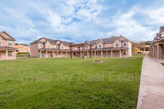 Avenue Townhomes in Huntsville, TX - Foto de edificio - Building Photo