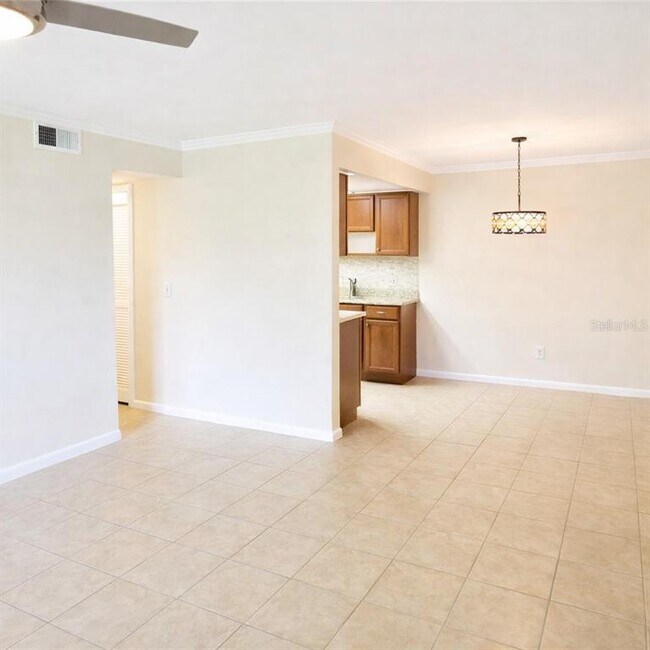 5273 Vineland Rd in Orlando, FL - Building Photo - Building Photo