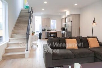 8819 Midvale Ave N in Seattle, WA - Building Photo - Building Photo