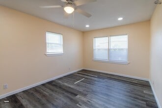 511 E Cash St in Iowa Park, TX - Building Photo - Building Photo