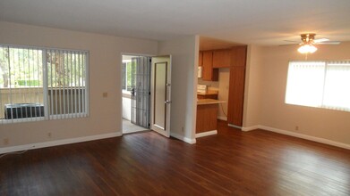 1766 N Willow Woods Dr in Anaheim, CA - Foto de edificio - Building Photo
