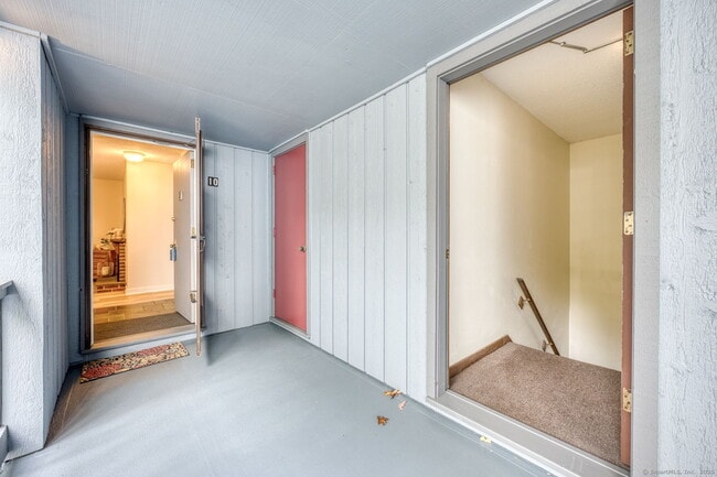 10 Deepwood Dr in Southington, CT - Building Photo - Building Photo