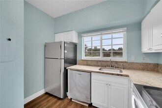 2331 NW 96th Ter, Unit 17N in Pembroke Pines, FL - Building Photo - Building Photo