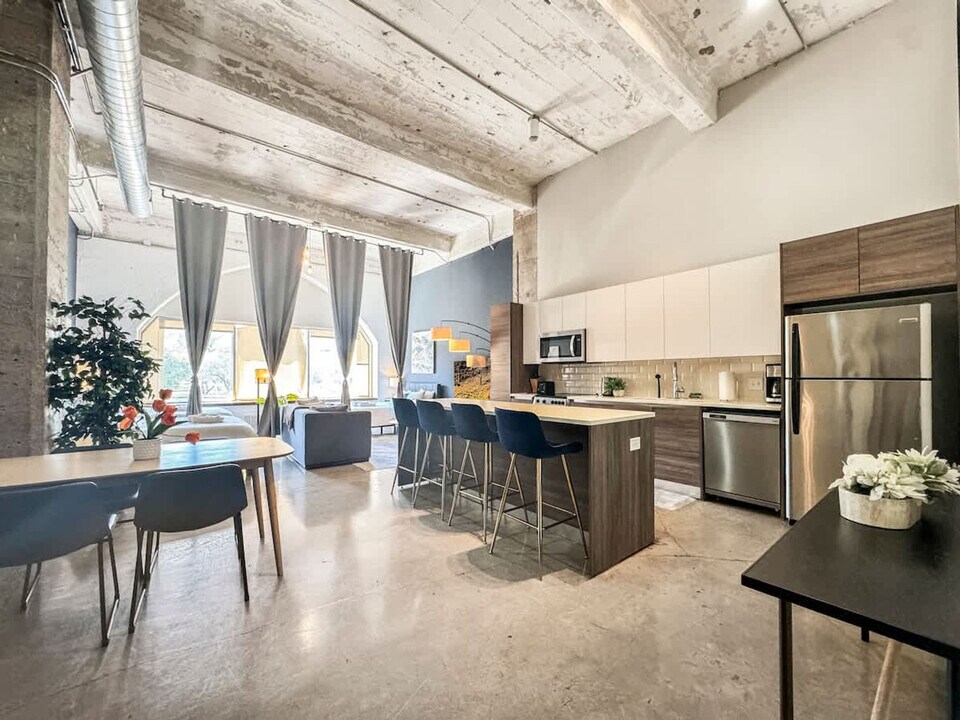 555 Evergreen St-Unit -ID1055813P in Dallas, TX - Building Photo