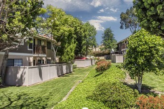 SERRANO HIGHLANDS APARTMENT HOMES in Lake Forest, CA - Foto de edificio - Building Photo