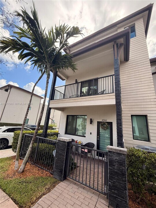 4900 NW 83rd Path in Doral, FL - Building Photo