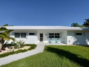 8585 SE Palm St in Hobe Sound, FL - Building Photo - Building Photo