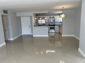 1825 S Ocean Dr, Unit 214 in Hallandale Beach, FL - Foto de edificio - Building Photo
