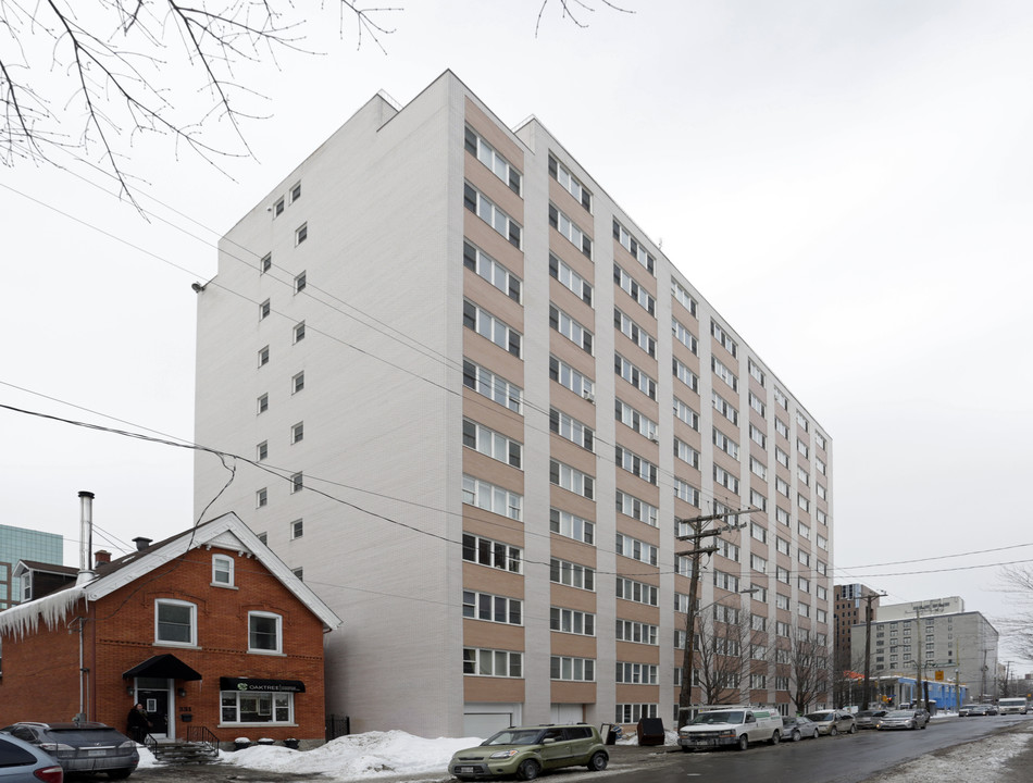 Algonquin Hotel Apartments in Ottawa, ON - Building Photo