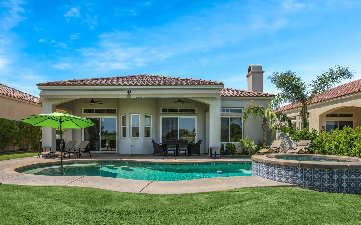 88 Vía Las Flores in Rancho Mirage, CA - Foto de edificio