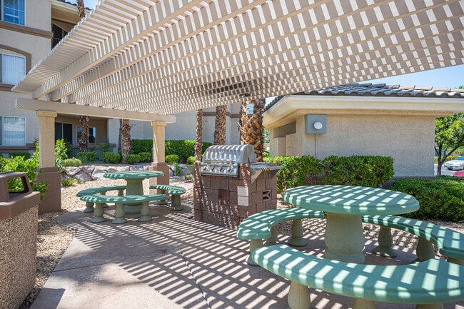 7105 S Durango Dr in Las Vegas, NV - Building Photo - Building Photo