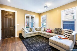 1054-1056-1056 Hunterdon St, Unit Leftside in Newark, NJ - Building Photo