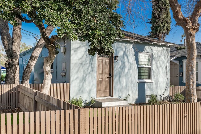 1728 N Sierra Bonita Ave in Los Angeles, CA - Foto de edificio - Building Photo