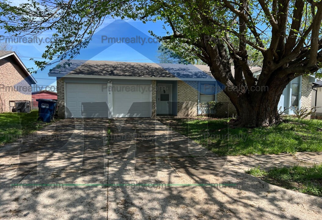 1306 Oakbrook St in Lancaster, TX - Building Photo
