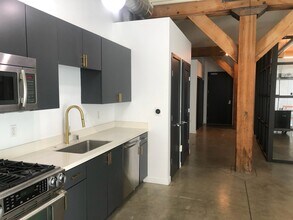 527 Molino St, Unit 117 in Los Angeles, CA - Foto de edificio - Building Photo