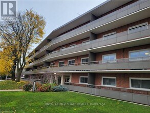11 Woodman Dr S in Hamilton, ON - Building Photo - Building Photo