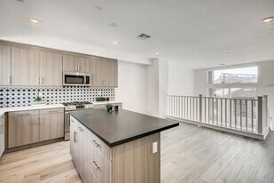 10482 San Diego Mission Rd in San Diego, CA - Building Photo