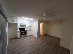 13059 Oxnard St in Los Angeles, CA - Foto de edificio - Building Photo