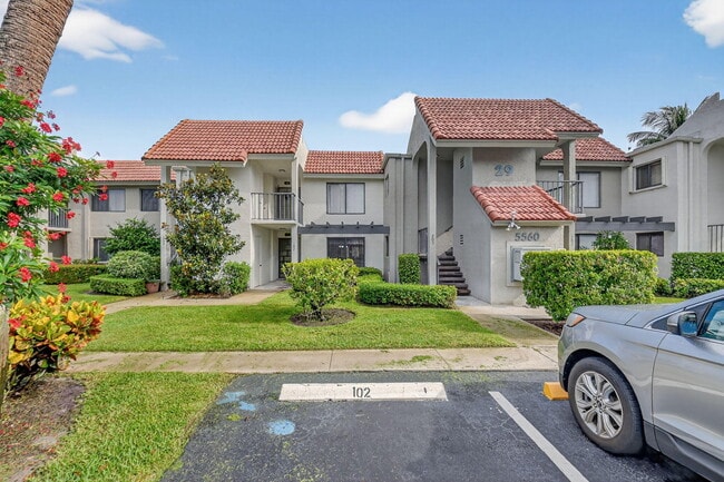 5560 Fairway Park Dr in Boynton Beach, FL - Building Photo - Building Photo