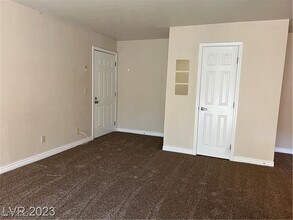 5295 Indian River Dr in Las Vegas, NV - Building Photo - Building Photo
