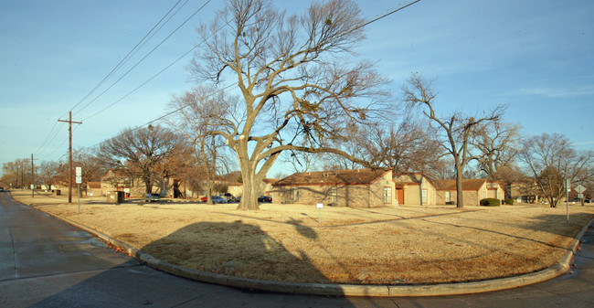 Western Pines Apartments in Tulsa, OK - Building Photo - Building Photo