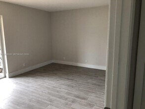 161 Lakeview Dr in Weston, FL - Building Photo - Building Photo