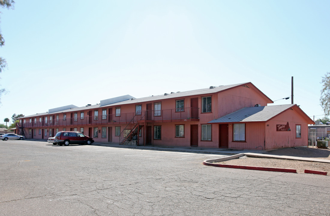 Tamarack Place II in Phoenix, AZ - Building Photo