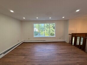 8 Abbott Dr in Jefferson, NJ - Foto de edificio - Building Photo