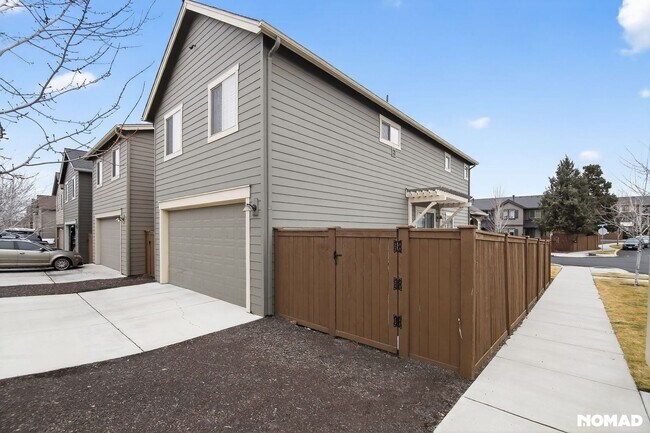 20748 Boulderfield Ave in Bend, OR - Foto de edificio - Building Photo