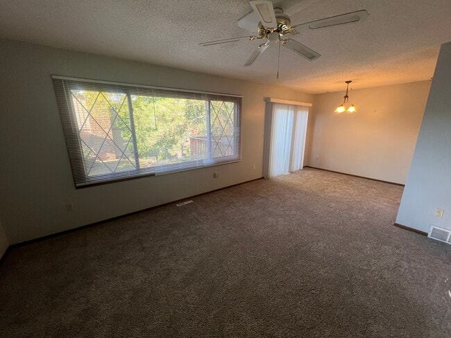 215 Elton Hills Dr NW, Unit 6 in Rochester, MN - Foto de edificio - Building Photo
