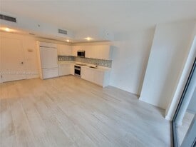 55 SW 9th St, Unit 1807 in Miami, FL - Building Photo