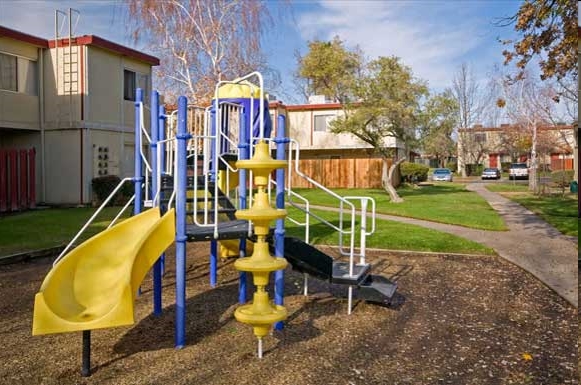 American River Garden Apartments in Sacramento, CA - Building Photo - Building Photo