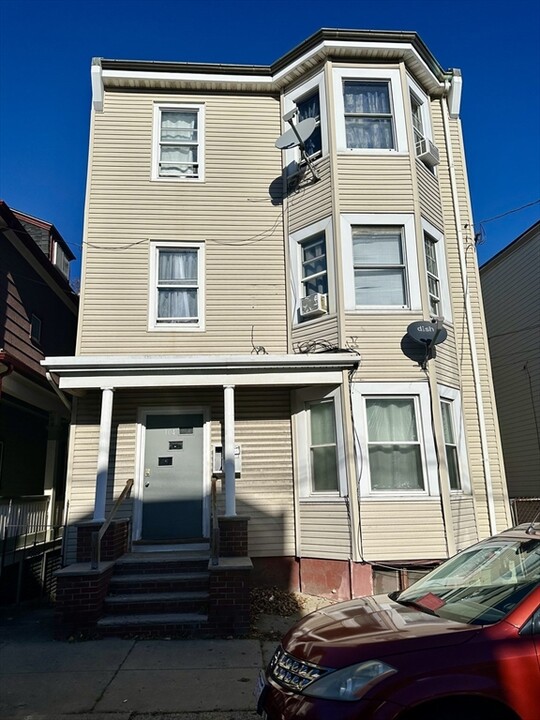 104 Falcon St in Boston, MA - Building Photo