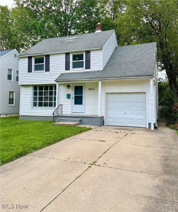 19611 Shakerwood Rd in Warrensville Heights, OH - Foto de edificio
