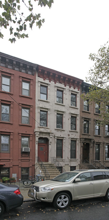 302 Saint James Pl in Brooklyn, NY - Foto de edificio