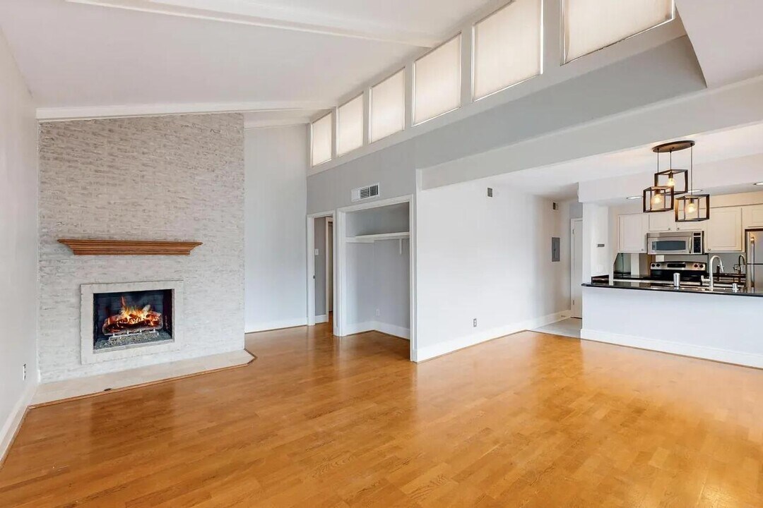 5916 Sandhurst Ln in Dallas, TX - Building Photo