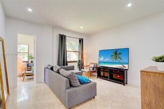 234 NE 111th St in Miami, FL - Foto de edificio - Building Photo