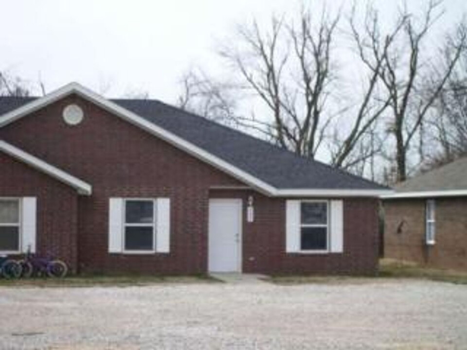 381 N Main Ave-Unit -383 N Main Ave in Lincoln, AR - Building Photo