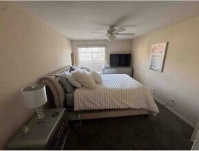 5545 Canoga Ave, Unit 218 in Woodland Hills, CA - Building Photo - Building Photo