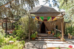 20269 Croydon Ln in Topanga, CA - Building Photo