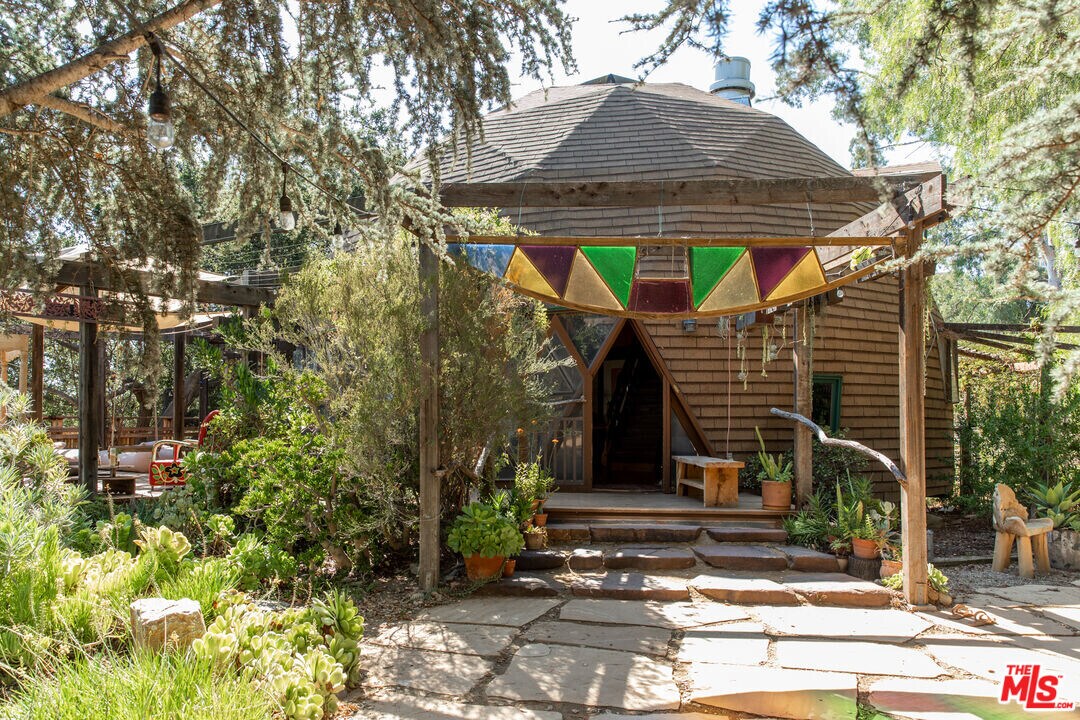 20269 Croydon Ln in Topanga, CA - Building Photo