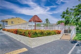 4635 Bayshore Dr in Naples, FL - Building Photo - Building Photo