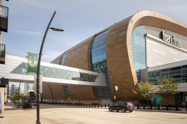 550 W Juneau Ave in Milwaukee, WI - Building Photo - Building Photo