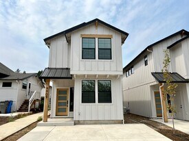 9909 NE 46th Ct in Vancouver, WA - Building Photo