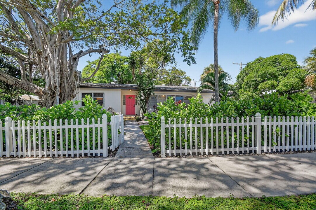 5009 Spruce Ave in West Palm Beach, FL - Building Photo