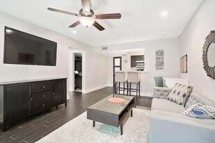 4633 Wild Indigo St, Unit 545 in Houston, TX - Building Photo